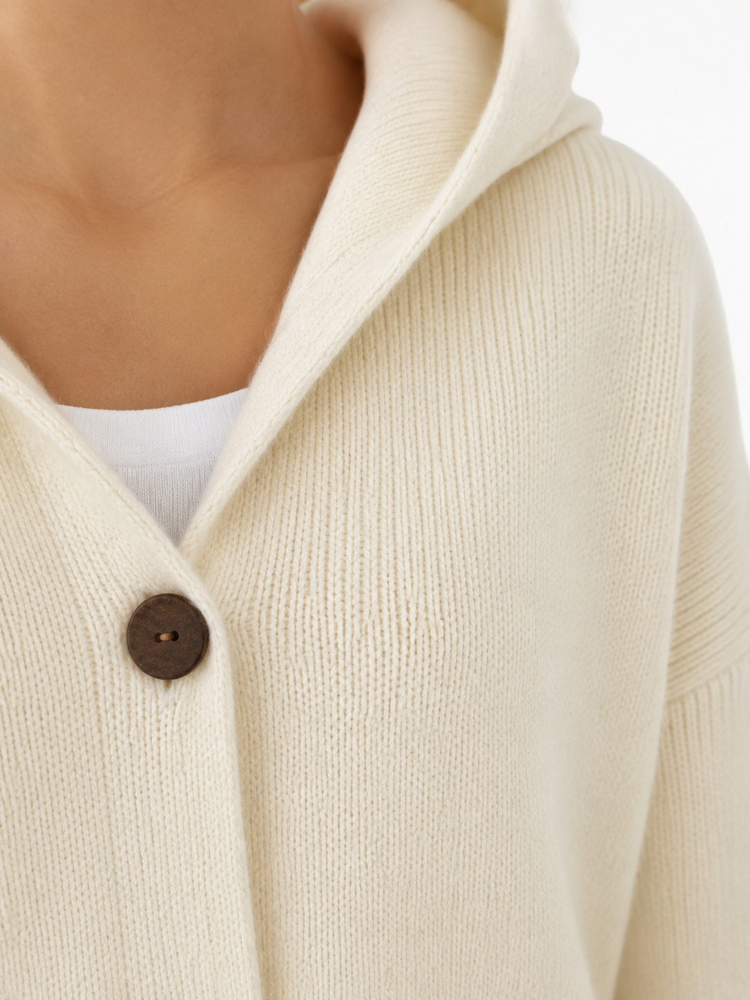 Ecru cardigan met capuchon - detail knoop