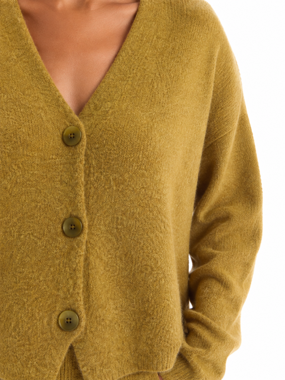 Mosterdgele gebreide cardigan - detail knopen