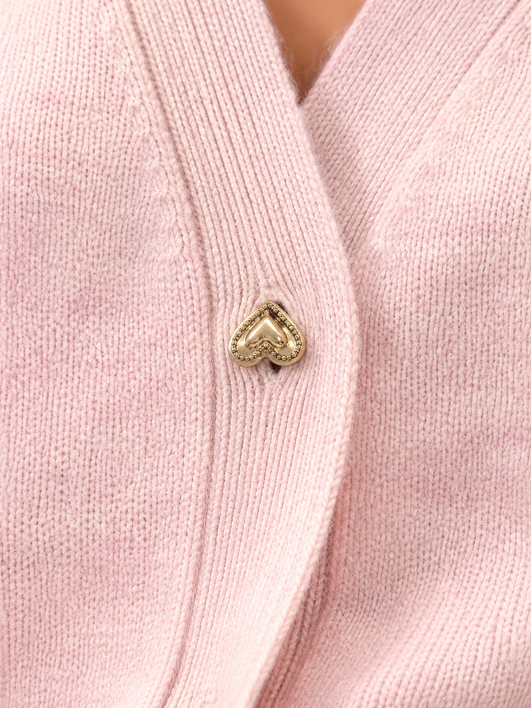 Lichtroze cardigan met hartvormige knopen - detail